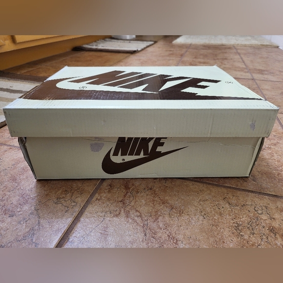 Nike, 9.5 mens - Picture 2 of 13